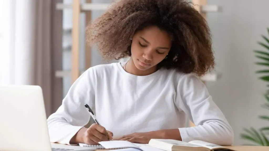 Imagem Mulher estudando do artigo A importância do estudo da filosofia e política na formação da sociedade