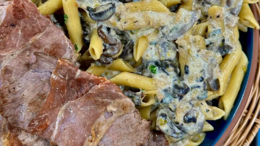 Imagem bife recheado com parma ervas e molho de cogumelo santa receita do artigo Bife Recheado com Parma, Ervas e Molho de Cogumelo - Santa Receita