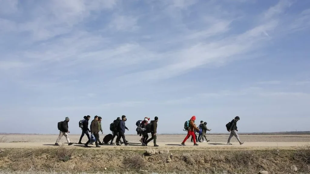 Imagem refugiados migrantes em peregrinacao caminhando do artigo Quando o peregrinar se torna obrigatório para viver