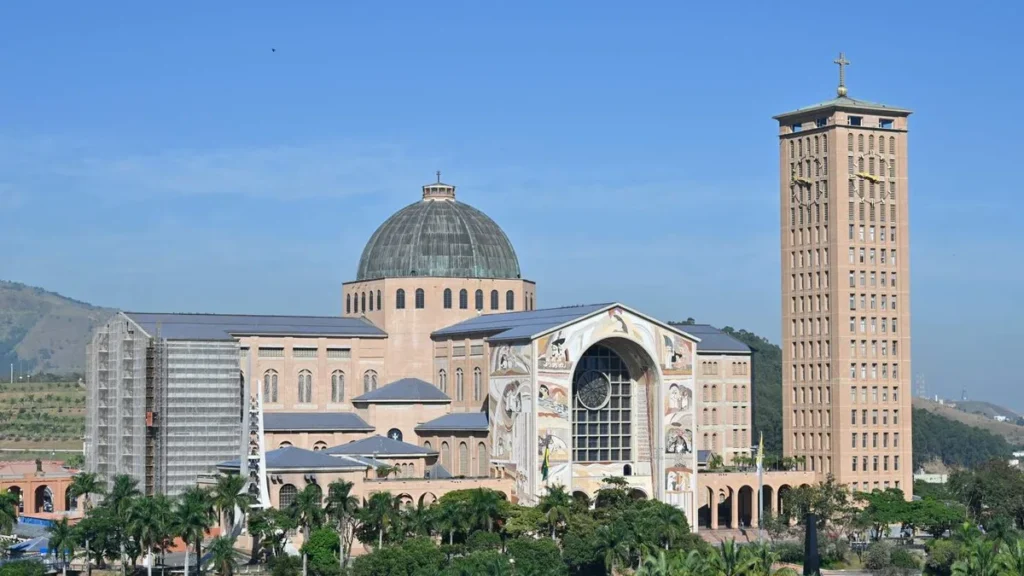 Imagem santuario nacional com obras na fachada leste do artigo Participe do concurso: Um Dia em Aparecida com a Família dos Devotos