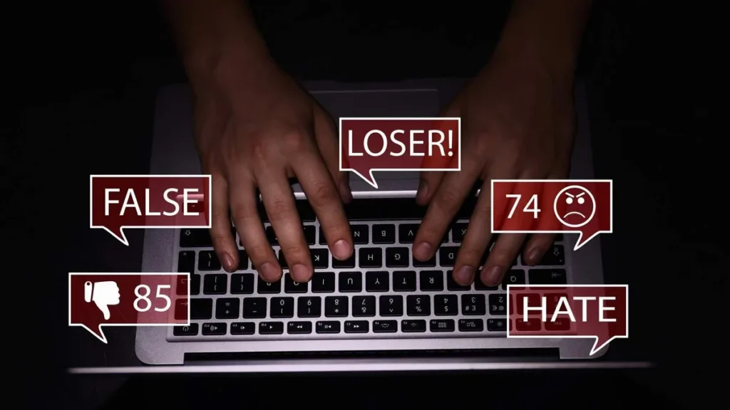 Imagem maos digitam discursos de odio na internet do artigo Os perigos do discurso de ódio para a democracia