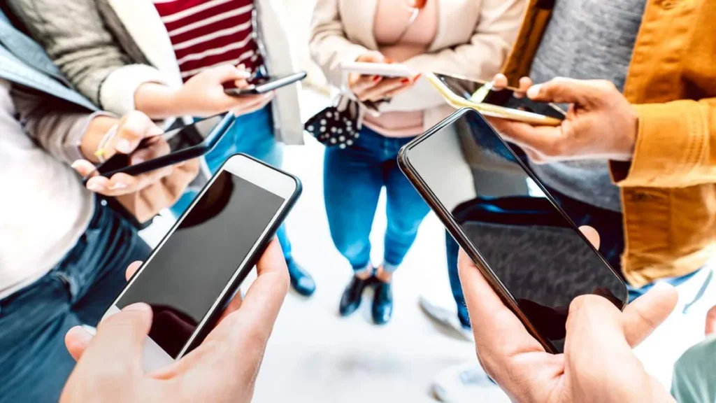 Imagem Jovens com celular na mao do artigo Justiça Eleitoral lança sistema de alerta para combate à desinformação