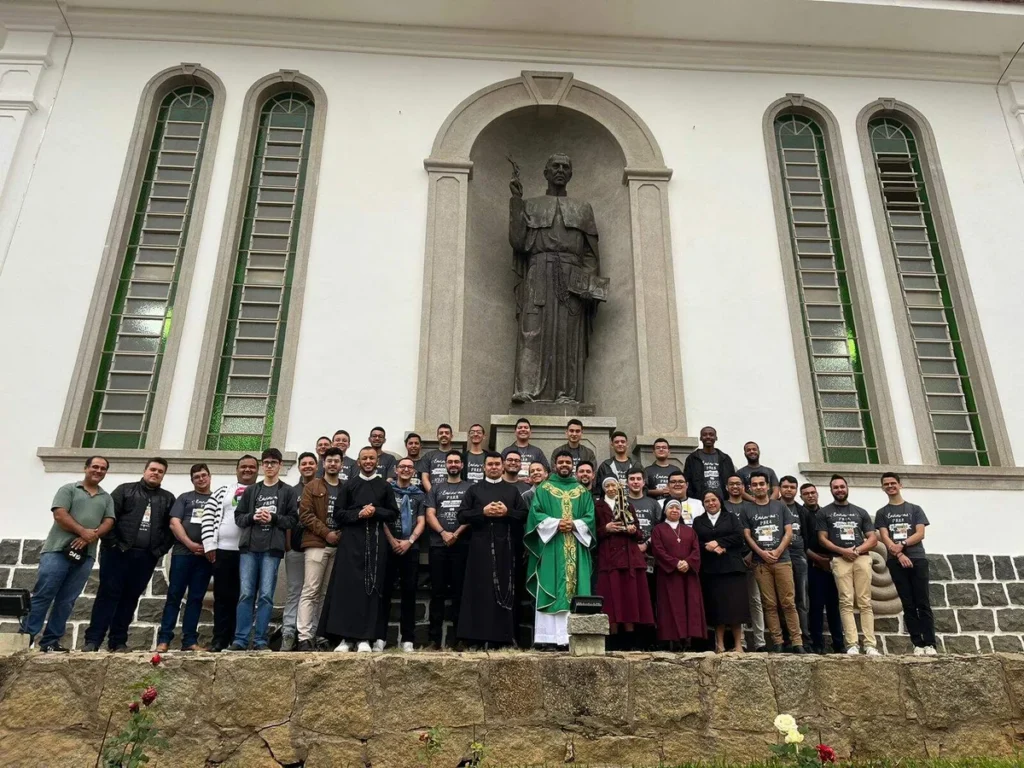 Jovens participam de encontro vocacional em Aparecida