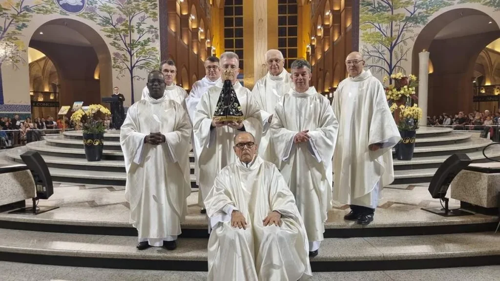 Jubilares de Vida Sacerdotal no Altar Central do Santuário Nacional
