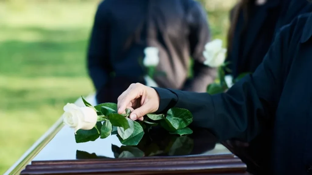 Imagem Luto flor em cima do caixao do artigo O sentido da morte e do luto