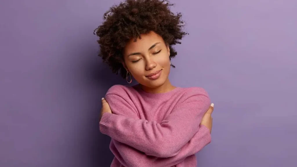 Imagem Mulher feliz com sua autoestima do artigo Construindo a autoestima como merecedores de amor e respeito