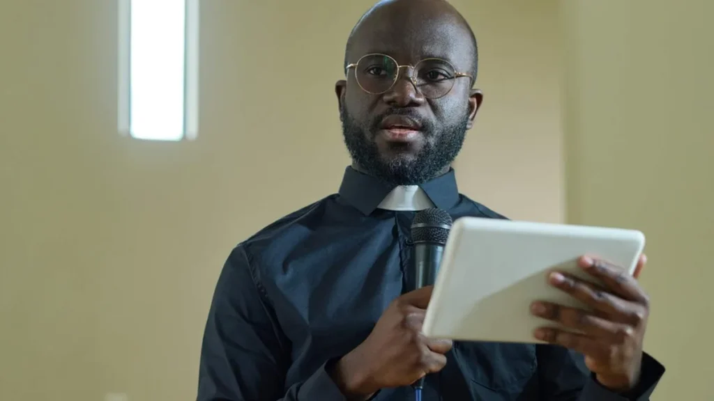 Imagem Padre comunicador do artigo Evangelizar é falar de Deus de forma clara e acessível