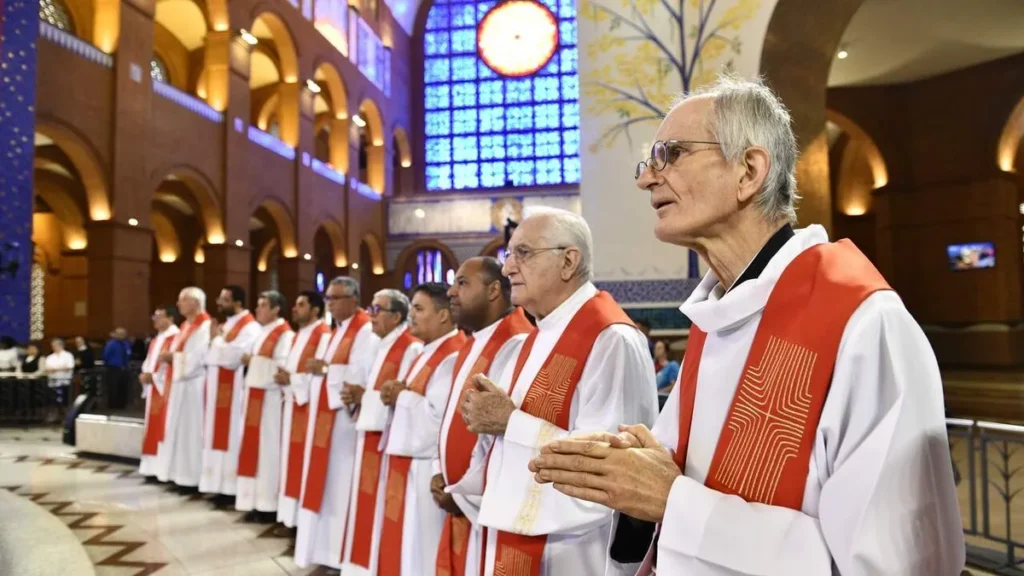Imagem Padres reunidos no Altar Central do artigo Maria, Mãe e consolo dos sacerdotes