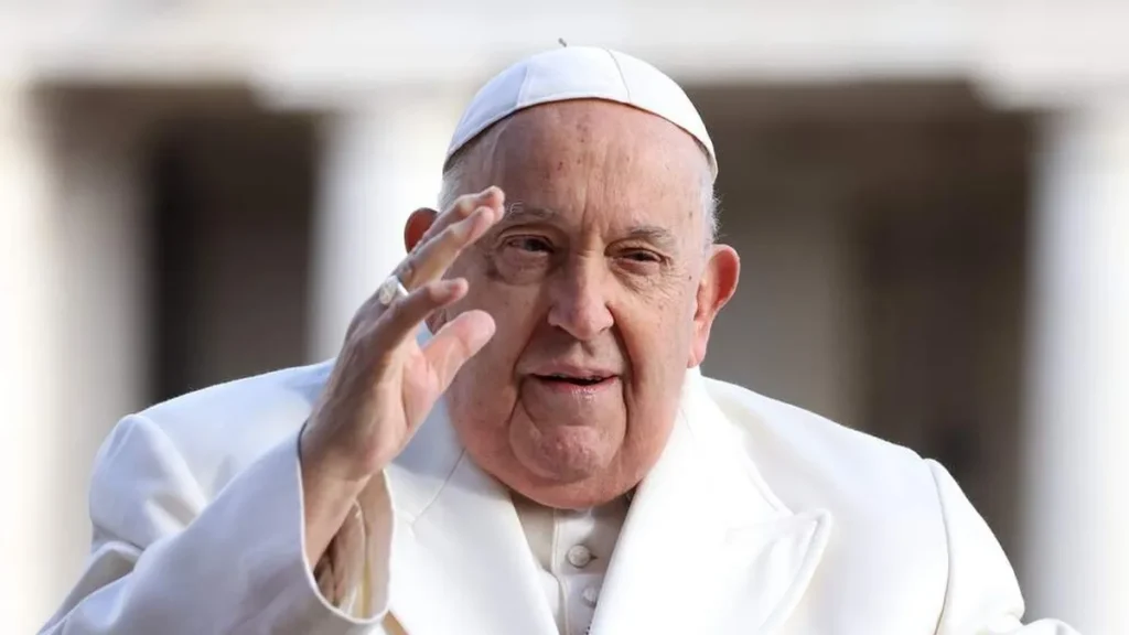Imagem Papa Francisco acena para os fieis durante Audiencia Geral no Vaticano do artigo Papa: "Repelir migrantes é pecado grave; a indiferença mata"