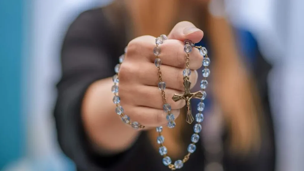 Imagem mulher segurando o terco do artigo Dia do Catequista: você pode ser um anunciador de Cristo no dia a dia