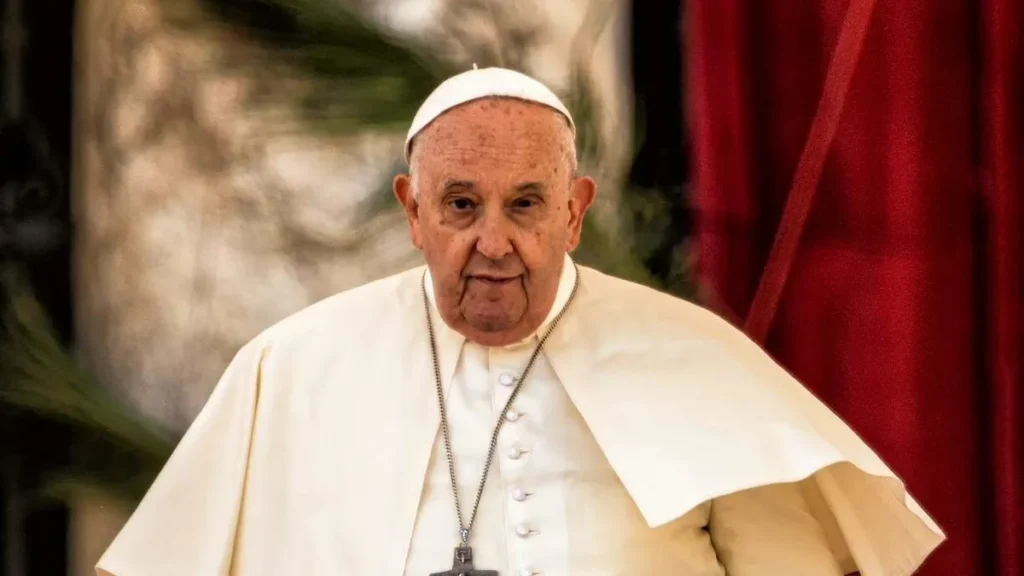Imagem papa olhando pra frente do artigo Papa envia mensagem aos participantes da 74ª Semana Litúrgica Italiana