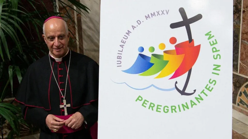 Imagem Dom Rino Fisichella junto ao logotipo do Jubileu 2025 do artigo EXCLUSIVO: Dom Rino Fisichella conta detalhes sobre o Jubileu de 2025