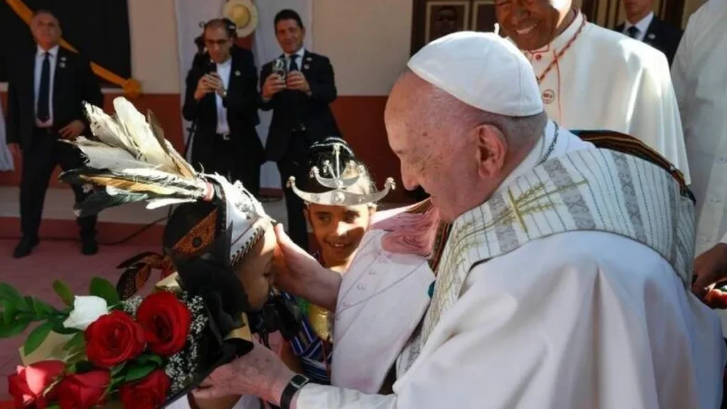 Imagem papa francisco com criancas do artigo Papa visita crianças no Timor-Leste e em Papua-Nova Guiné