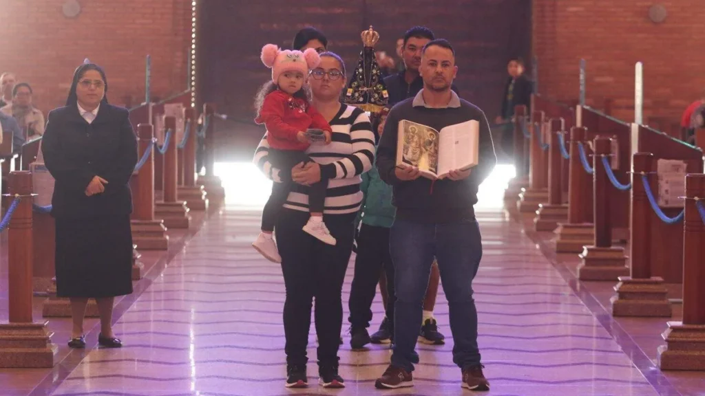 Imagem Familia segurando a Biblia do artigo Confira sugestões de músicas para a entronização da Bíblia na Santa Missa