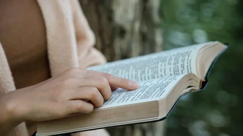 Imagem Biblia aberta do artigo Por que católico não faz devocional?