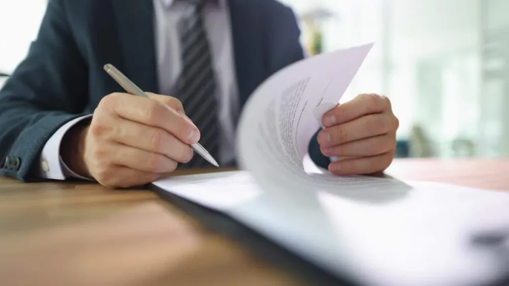 Imagem homem de negocios assinando papelada do artigo Você sabe as competências e importância de um prefeito?