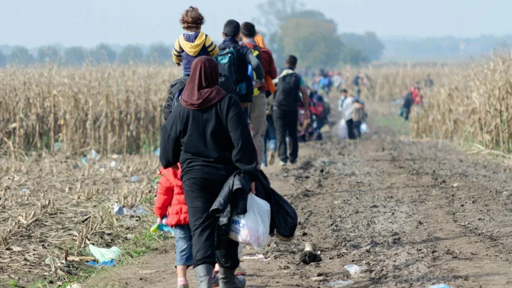 Imagem Migrantes caminhando em fila do artigo Rede CLAMOR Brasil celebra o 110º Dia Mundial do Migrante e Refugiado