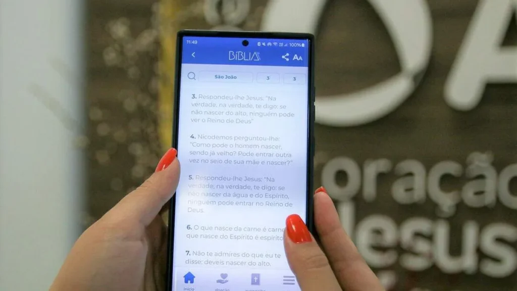 Imagem Biblia de Aparecida no celular 1 do artigo A Palavra de Deus sempre na palma da sua mão