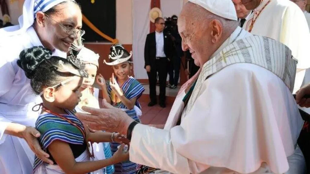 Imagem Papa com criancas do artigo Aliança Global do Papa visa atender um milhão de crianças