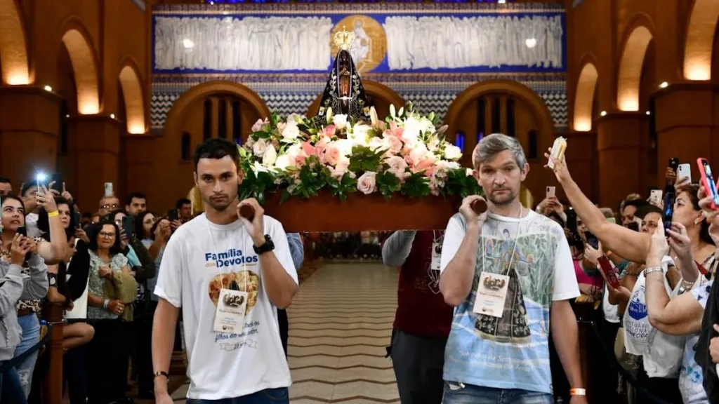 Imagem Representantes com a imagem de Nossa Senhora Aparecida do artigo Representantes de Nossa Senhora: participantes ativos da missão profética de Cristo