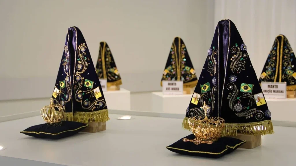 Imagem a Cerimonia de apresentacao do trono e dos mantos de Nossa Senhora Aparecida para a Festa da Padroeira 2024 do artigo Entrega do manto e trono de Nossa Senhora marca início das festividades em honra à Padroeira