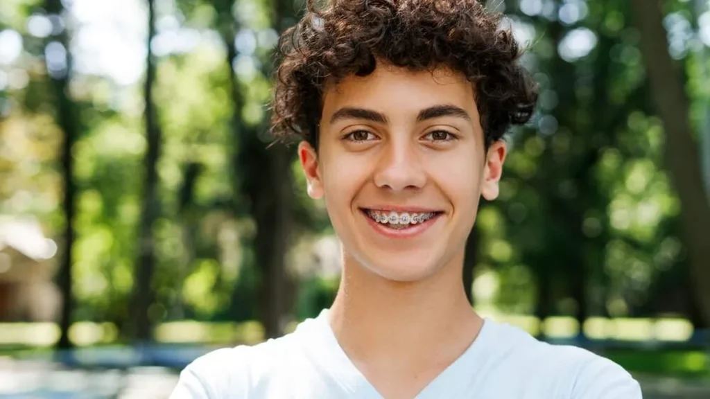 Imagem adolescente sorrindo do artigo Estratégias para envolver um adolescente na catequese