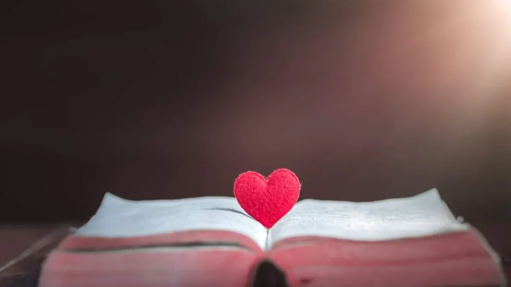 Imagem biblia com um coracao ao centro do artigo Mês da Bíblia: desenvolva um amor maior pela Palavra de Deus