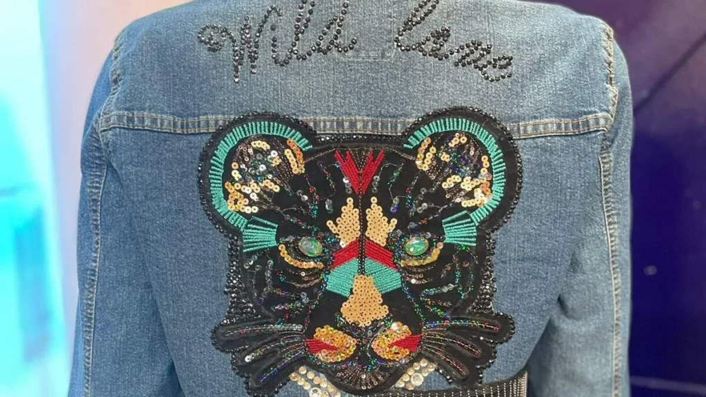 Imagem customizacao de jaqueta jeans com aplicacoes e strass faca voce mesmo do artigo Customização de jaqueta jeans com aplicações e strass - Faça Você Mesmo