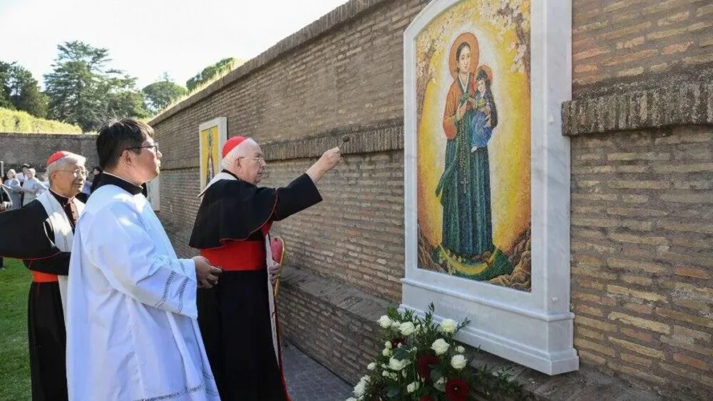 Imagem moseaico de nossa senhora da paz coreana do artigo Mosaico coreano de “Nossa Senhora da Paz” compõe os Jardins do Vaticano