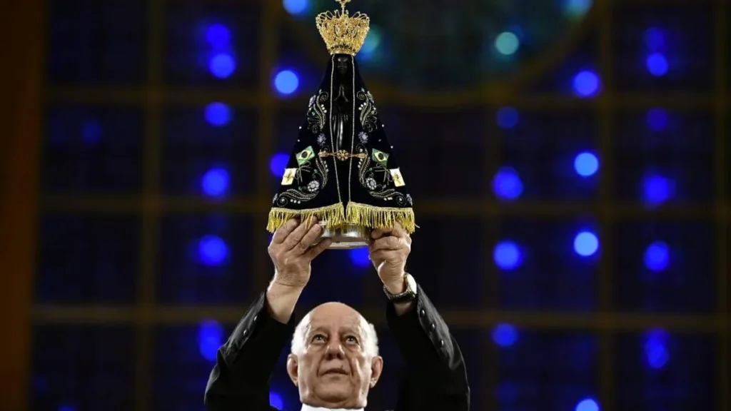 Imagem Nossa Senhora chega ao Altar Central do artigo Salve a Padroeira do Brasil, Mãe do Redentor!