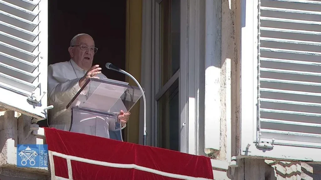 Imagem Papa Francisco na janela do artigo Papa explica que a verdadeira riqueza é sermos amados por Deus