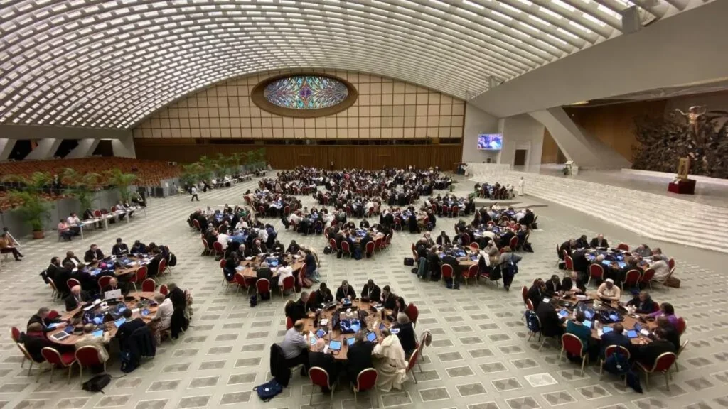 Imagem sala do sinodo em roma 2024 do artigo Caminhar Juntos: Sinodalidade e Comunidade no Ano Jubilar