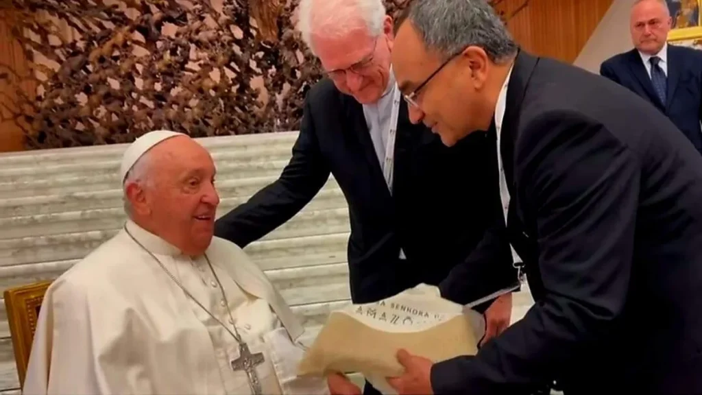 Imagem Papa com representantes da Amazonia do artigo Em encontro com brasileiros, Papa expressa seu carinho pela Amazônia
