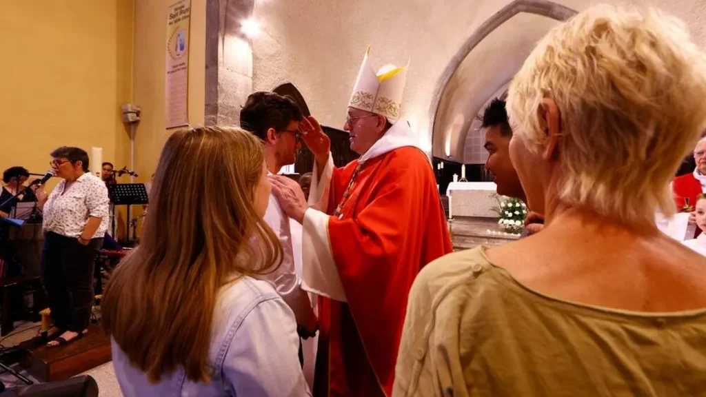 Imagem missa com o rito da confirmacao do artigo Dogmas da Igreja: a Confirmação é verdadeiro e próprio Sacramento