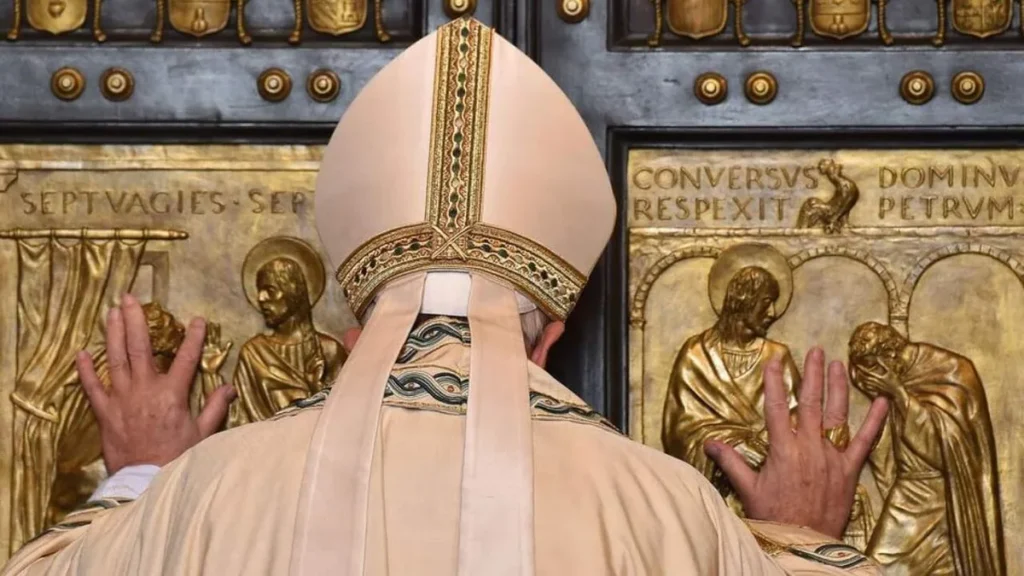 Imagem Papa na porta santa do artigo Qual a expectativa da Igreja para o Jubileu 2025?