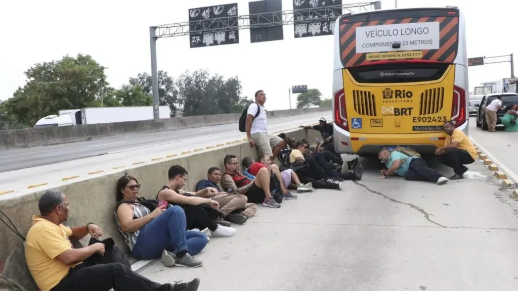 Imagem Avenida Brasil parada do artigo CNBB publica nota contra a violência no Rio de Janeiro