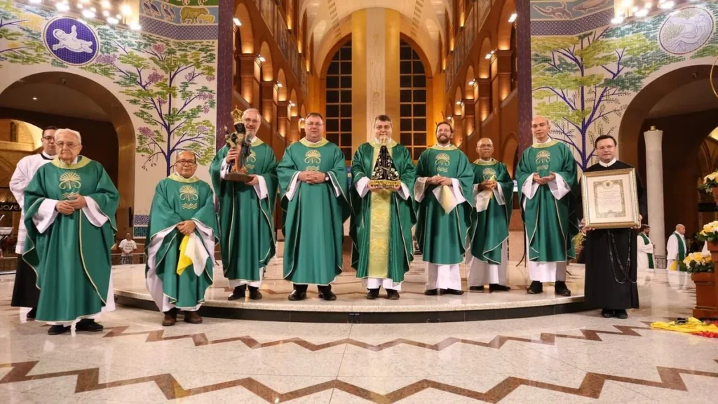 Placa com a Bênção Apostólica foi entregue ao final da Missa no Santuário Nacional