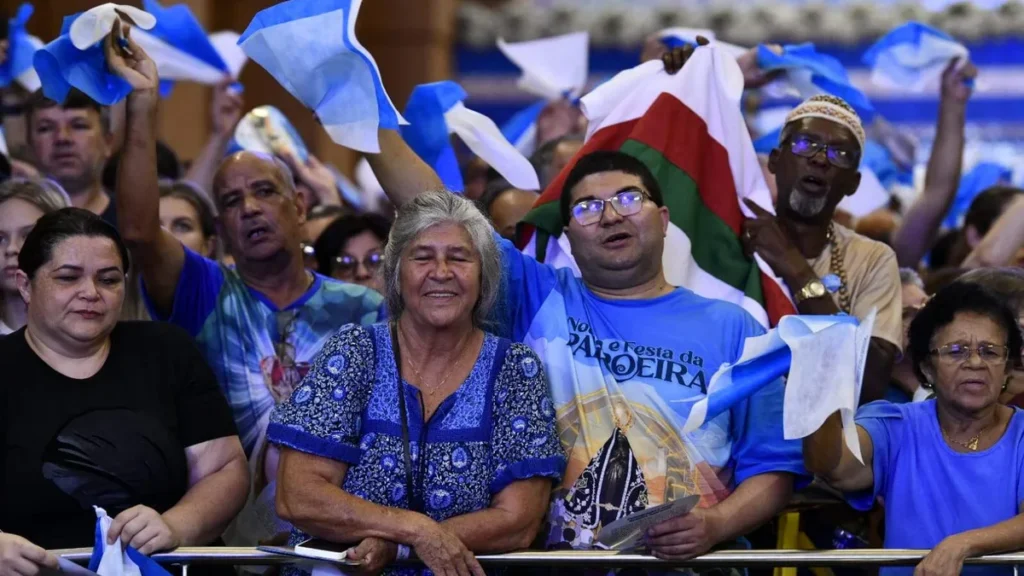 Devotos na Missa Solene de 12 de outubro de 2024