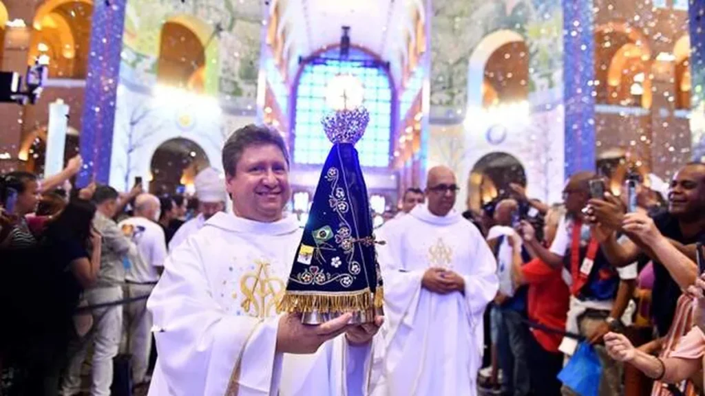 Imagem Padre Eduardo Catalfo com a imagem de Nossa Senhora Aparecida do artigo Pe. Eduardo Catalfo: "Novena acolhe os peregrinos e os envia em missão"