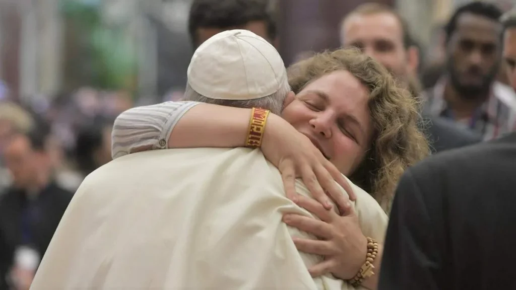 Imagem Papa Francisco abracando jovem do artigo Francisco aos jovens: “siga em frente com coragem e alegria”