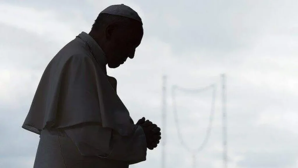 Imagem Papa Francisco em oracao do artigo Adote um bispo em oração: junte-se ao Papa na jornada sinodal