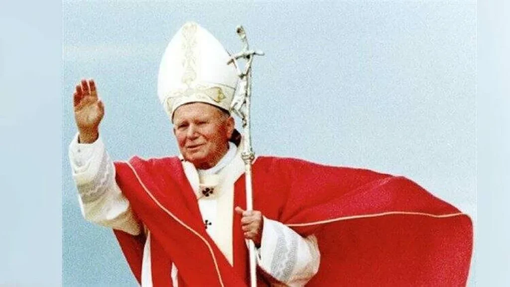 Imagem Papa Joao Paulo II acenando do artigo O 'influencer' São João Paulo II: exemplo que ecoa até hoje