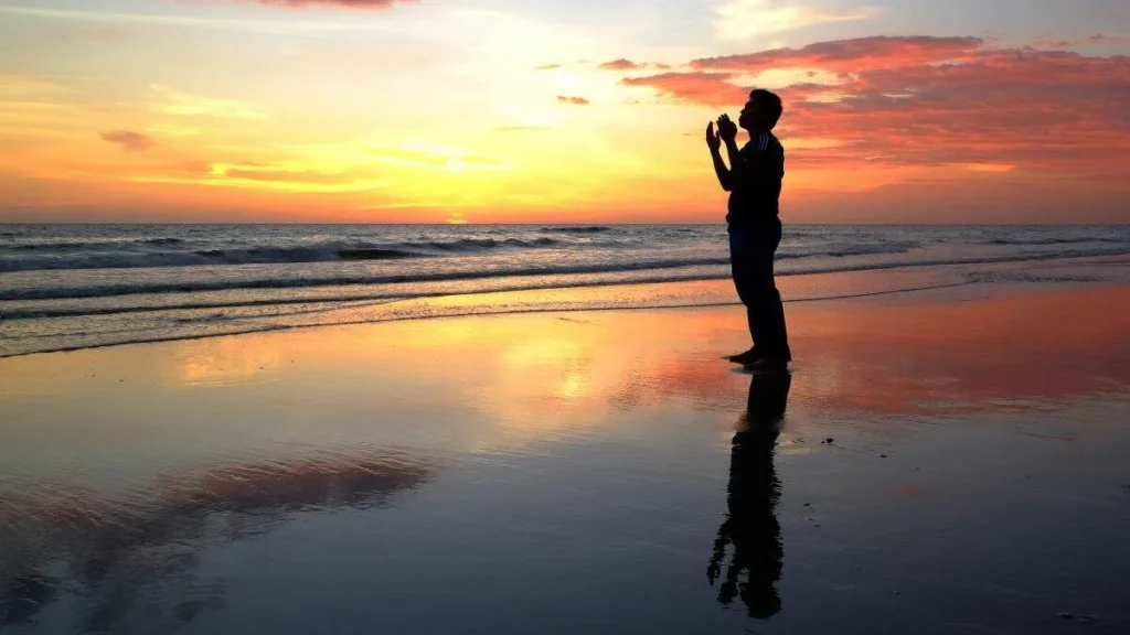 Imagem Pessoa refletindo na praia do artigo 20 sinais de que você pode ser padre!