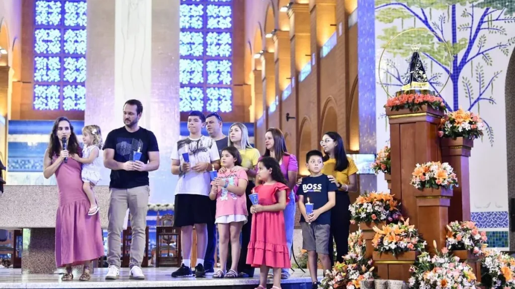 Imagem Terco pela paz 07 10 2024 Pessoas no Altar Central do artigo A pedido do Papa, Casa da Mãe Aparecida ora o Terço pela paz