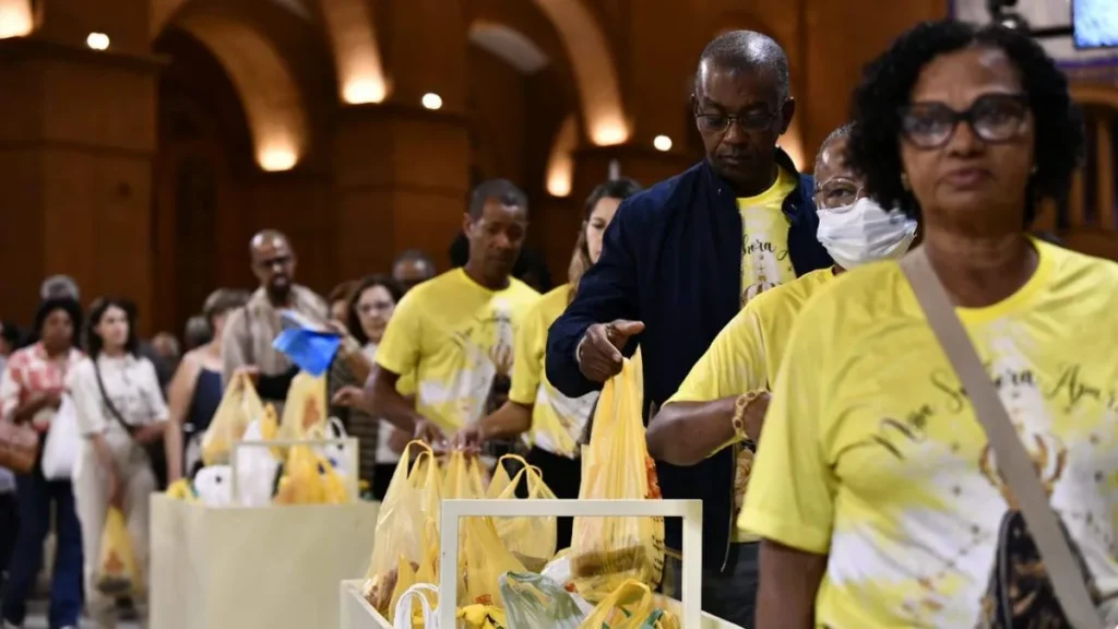 Imagem oitavo dia de novena solene 2024 gesto concreto do artigo 19 toneladas de alimentos doados por devotos na Festa da Padroeira