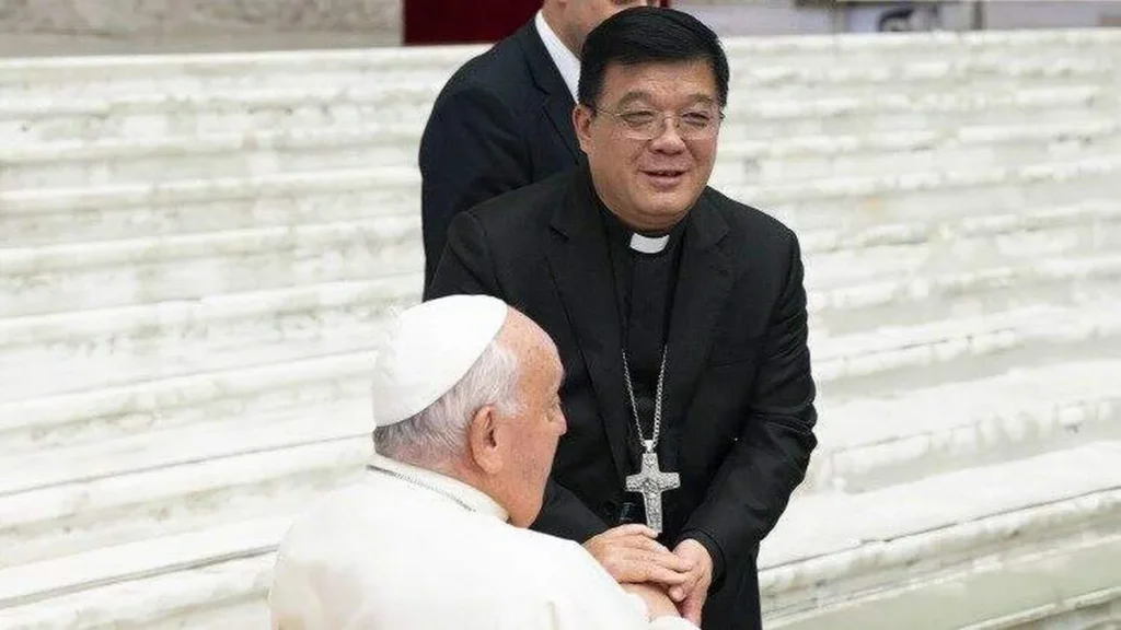 Imagem papa e bispos da china do artigo Acordo Provisório da Santa Sé com a China é estendido por mais quatro anos