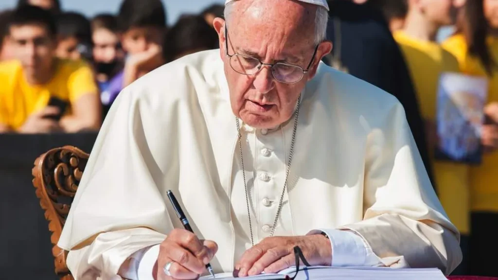Imagem papa francisco escrevendo do artigo Papa demonstra pesar a vítimas de acidente em Bangkok