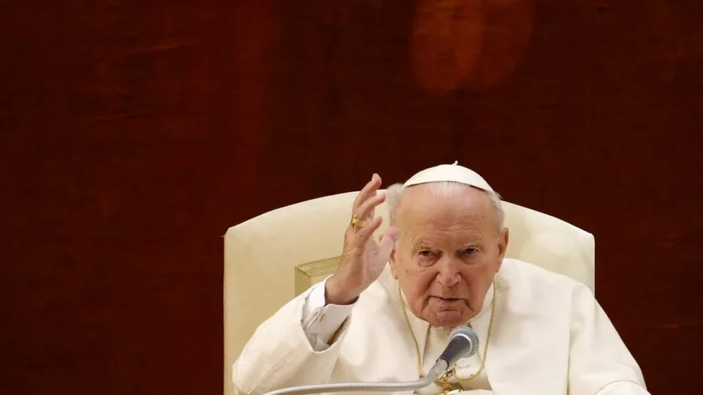 Imagem papa joao paulo II sentado acenando dando bencao do artigo A preocupação de São João Paulo II com uma fé inteligente e amadurecida