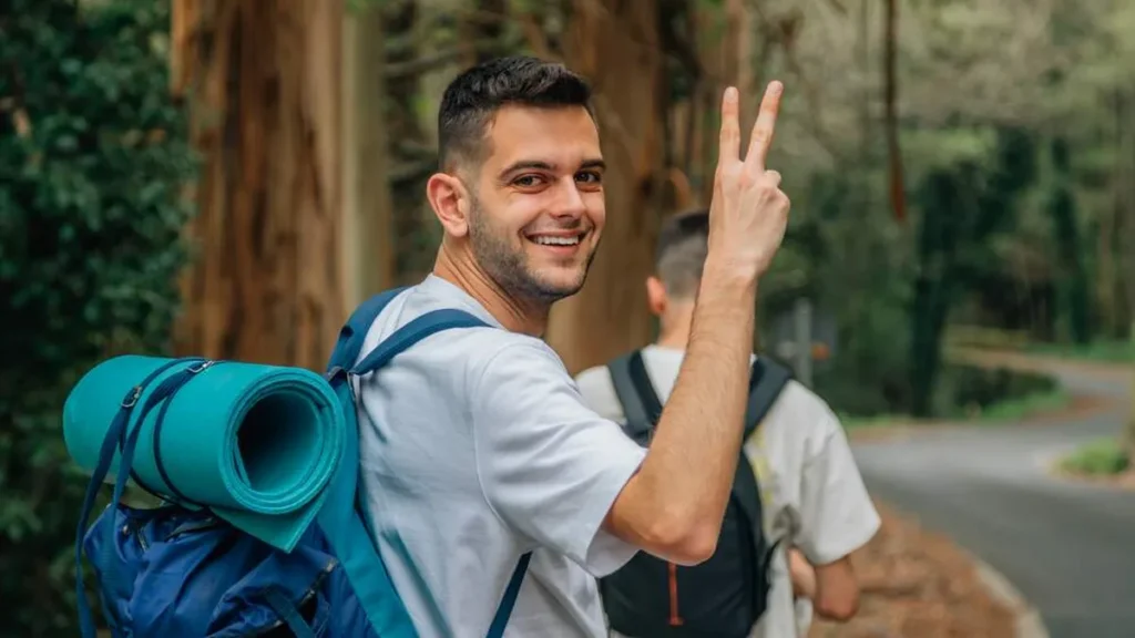 Imagem rapaz jovem durante caminhada de peregrinacao do artigo Peregrinos com Maria, rumo ao Ano Jubilar da Esperança