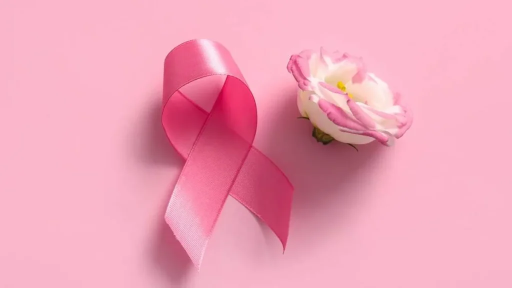 Imagem simbolo do outubro rosa com uma rosa ao lado do artigo Outubro Rosa: mensagem de esperança do Padre Camilo Júnior, C.Ss.R.